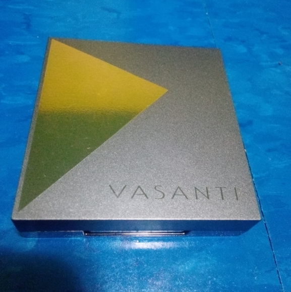 💸 4/$25 Vasanti Bloom Mineral Blush in Lotus - Picture 2 of 3